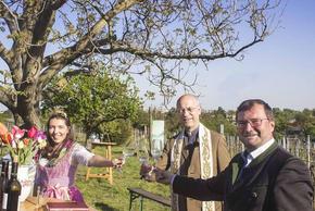 Weinkönigin Iris-Maria Wolff, Dompfarrer Toni Faber und Norbert Walter bei einer Weintaufe im kleinsten Kreise Fotocredits: Weingut Walter Wien